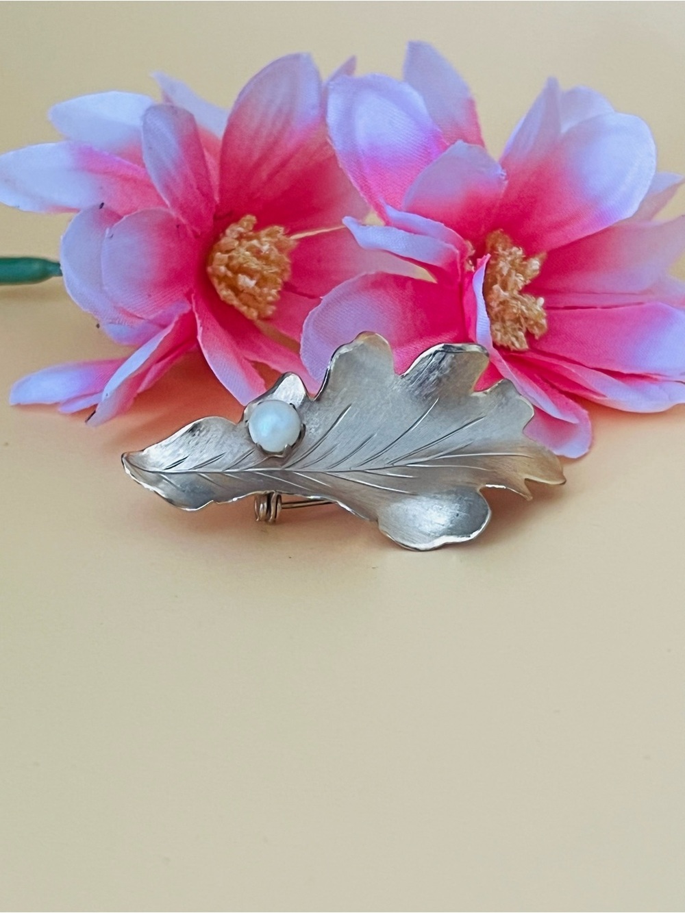 Vintage Gold plated Leaf Brooch with White Pearl
